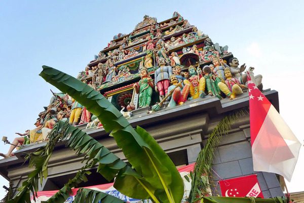 kham-pha-den-Sri-Mariamman1