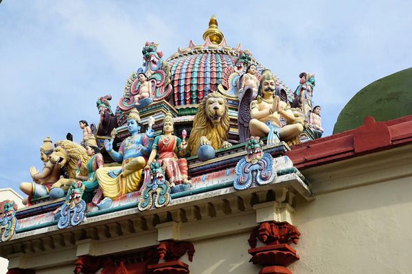 kham-pha-den-Sri-Mariamman2